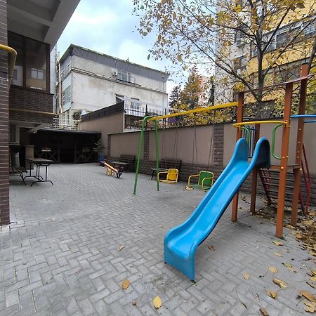 Spacious Apartment With Terrace Chisinau Exterior photo